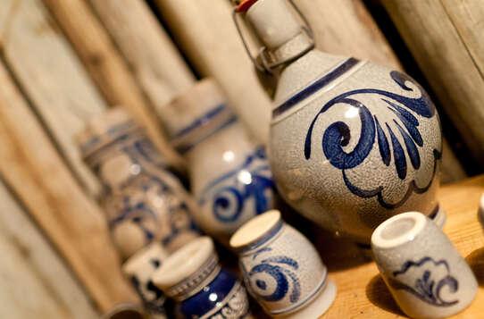 Im Weinkeller lagern & reifen einige klassische Südtiroler Weinsorten Im Weinkeller lagern & reifen einige klassische Südtiroler Weinsorten