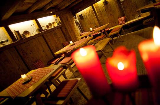 Im Weinkeller lagern & reifen einige klassische Südtiroler Weinsorten Im Weinkeller lagern & reifen einige klassische Südtiroler Weinsorten