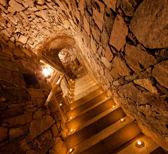 Im Weinkeller lagern & reifen einige klassische Südtiroler Weinsorten Im Weinkeller lagern & reifen einige klassische Südtiroler Weinsorten