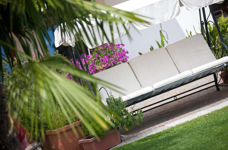 Garden & swimming pool