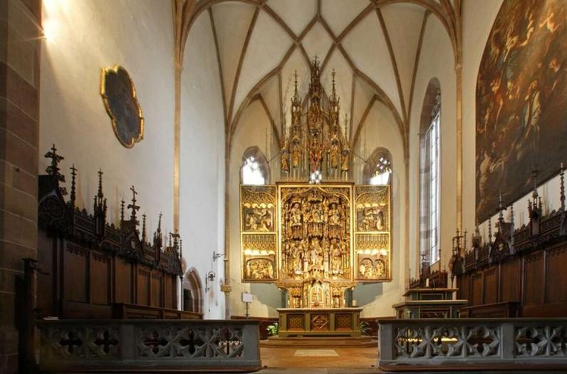 Immerso nei prati e vigneti nel paesaggio montuoso dell'Alto Adige.