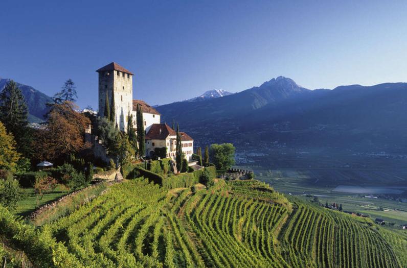 Immerso nei prati e vigneti nel paesaggio montuoso dell'Alto Adige.