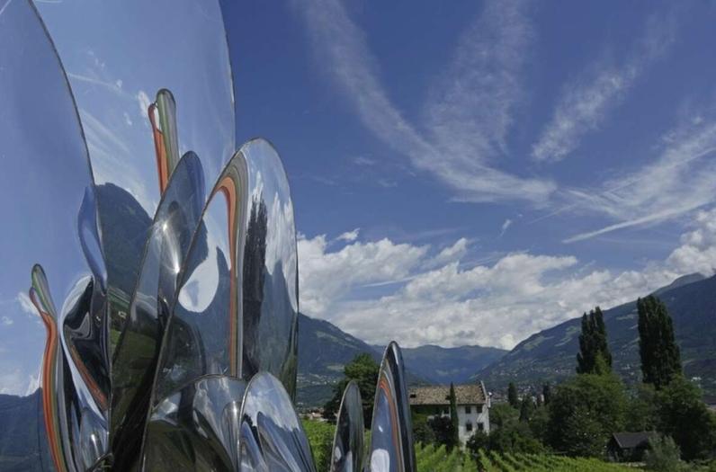 Immerso nei prati e vigneti nel paesaggio montuoso dell'Alto Adige.